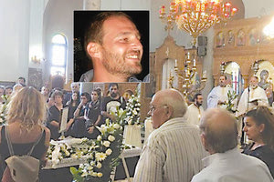 στην κηδεία του 45χρονου Γιώργου Μαραζάκη, ο οποίος έχασε τη ζωή του όταν αναχωρούσε με τη γυναικα και τα δύο ανήλικά τους παιδιά για διακοπές