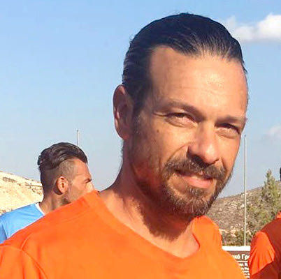 Η Δαμάστα στο φιλικό με τους μικρούς του ΟΦΗ αγωνίζεται με πορτοκαλί εμφάνιση για να τιμήσουν τη μνήμη του Ευγένιου Γκέραρντ, φορώντας τα χρώματα της Εθνικής Ολλανδίας.