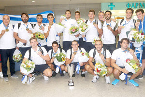 η Παγκόσμια πρωταθλήτρια Εθνική ομάδα πόλο των εφήβων, μετά τον θρίαμβό της στο Σομπατέλι της Ουγγαρίας