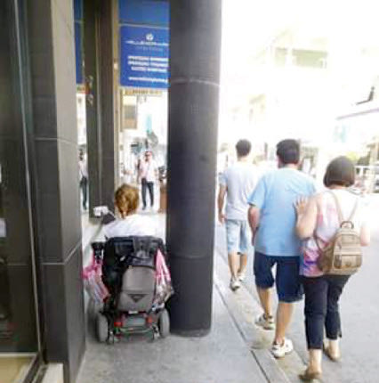 Στο Ηράκλειο χρόνια τώρα οι κολόνες της ΔΕΗ ξεφυτρώνουν επάνω σε ασφυκτικά στενά πεζοδρόμια (συχνά ανάμεσα στις ράμπες τυφλών)