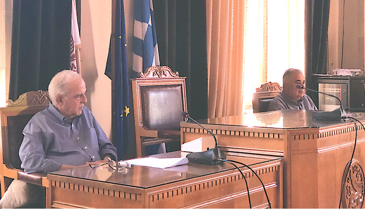 ο δήμαρχος Ηρακλείου Βασίλης Λαμπρινός σε συνεδρίαση του Δήμου Ηρακλείου 