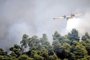 Μάχη με τις φλόγες σε δύο μέτωπα δίνουν οι πυροσβεστικές δυνάμεις