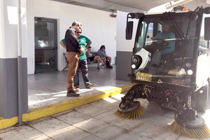 Επιχείρηση καθαρισμού των χώρων του αερολιμένα Ηρακλείου «Νίκος Καζαντζάκης» με το σάρωθρο που πρόσφατα αποκτήθηκε από τον Δήμο Ηρακλείου