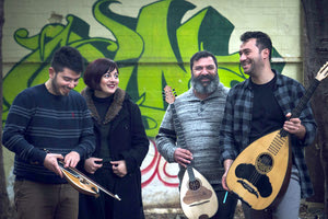 Η Μαρία Κώτη συμπράττει επί σκηνής με άλλους μουσικούς