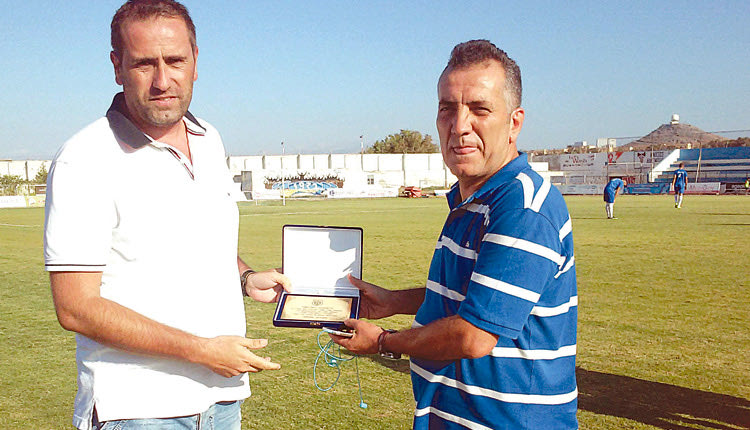 Ο Εργοτέλης τίμησε (φωτό)  τον Ηρόδοτο για την άνοδο με μια πλακέτα που παρέδωσε ο κ. Τουτζάρης στον πρόεδρο των κυανόλευκων κ. Σωκιανό. 