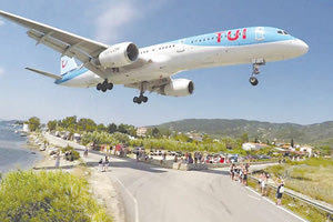 το κύμα αερίων ενός αεροπλάνου προκάλεσε εκτίναξη παιδιού μερικά μέτρα μακριά με αποτέλεσμα τον τραυματισμό του. 