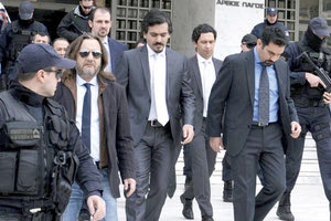 η απόφαση του Συμβουλίου της Επικρατείας να χορηγήσει άσυλο σε έναν από τους οκτώ Τούρκους αξιωματικούς, που κατέφυγαν στη χώρα μας μετά το αποτυχημένο πραξικόπημα.