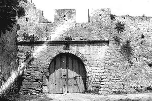 ΦΩΤΟ ΗΜΕΡΑΣ: Η πύλη που κατεδαφίστηκε  