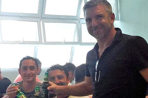 ο Παπαβασιλείου και οι κιτρινόμαυροι παίκτες σε μπάρμπεκιου που έγινε το μεσημέρι στο Παγκρήτιο παρουσία και του Μάγκεντ Σάμι.