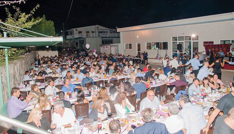  η βάπτιση της κόρης του περιφερειακού συμβούλου Σταύρου Τζεδάκη στον Αήμωνα, που έφερε κόσμο και ντουνιά πολιτικών στελεχών στο γραφικό χωριό του Μυλοποτάμου.