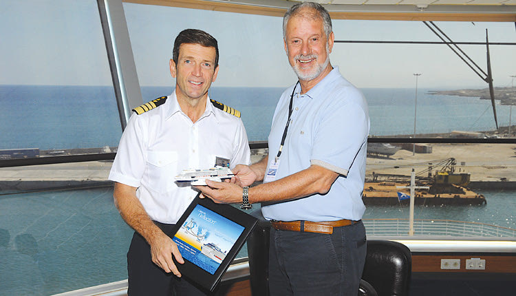 Ο Απόλλωνας Φιλιππής με τον Έλληνα καπετάνιο του κρουαζιερόπλιου Celebrity Reflection