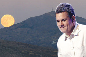 Συναυλία με τον Σταμάτη Σπανουδάκη πραγματοποιείται αύριο, Κυριακή, στον αρχαιολογικό χώρο του Μινωικού Ανακτόρου Μαλίων υπό το φως της αυγουστιάτικης πανσελήνου