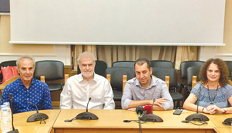 Συναυλία Σταμάτη Σπανουδάκη: O Αντιπεριφερειάρχης Πολιτισμού Κώστας Φασουλάκης κατά τη διάρκεια συνέντευξης Τύπου που δόθηκε χθες στην Περιφέρεια Κρήτης.