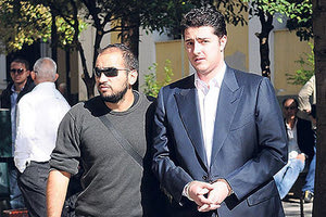 Αποφυλακίζεται λόγω προβλημάτων ψυχικής υγείας και κρίσεων επιληψίας που συγκροτούν αναπηρία άνω του 67%, ο επιχειρηματίας Άρης Φλώρος ο οποίος εξέτιε ποινή κάθειρξης 21 ετών για το οικονομικό σκάνδαλο υπεξαίρεσης Energa - Hellas Power.