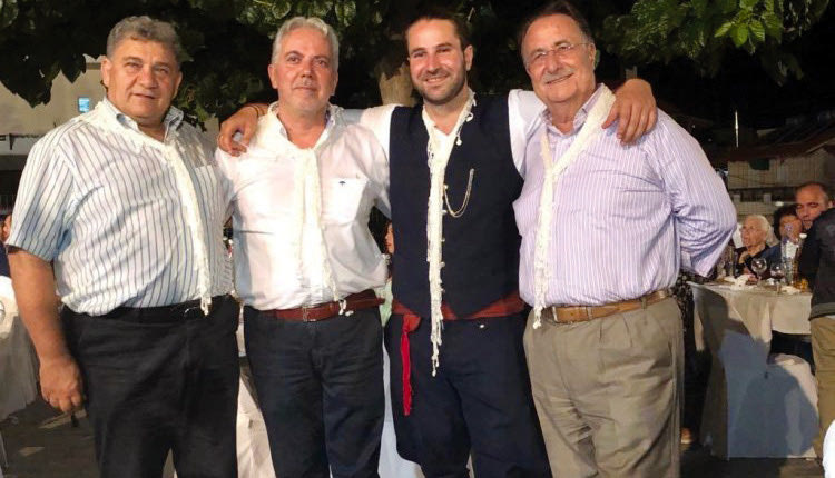 Ο παραδοσιακός γάμος του Νίκου και της Καίτης στα Ζωνιανά: Το “παρών” έδωσαν και 3 πρόεδροι του Παγκόσμιου Συμβουλίου Κρητών, ο σημερινός Μανώλης Κουγιουμτζής και οι δύο προηγούμενοι, Μανώλης Βεληβασάκης και Γιώργος Αεράκης