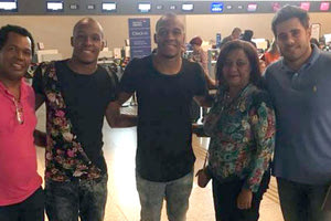 Ο Μασάδο (στη μέση) πριν την αναχώρησή του για την Ελλάδα