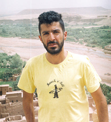 Ο φυσικός κ. Βασίλης Φρογάκης ετοιμάζεται να διδάξει σε σχολείο της Αιθιοπίας