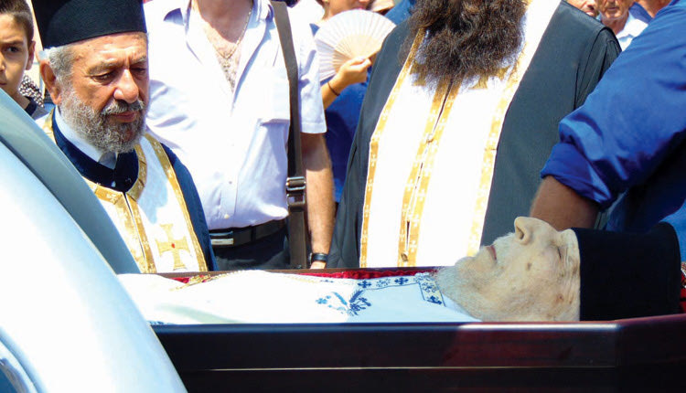 Τον ανυπότακτο παπά Σταύρο Καρπαθιωτάκη αποχαιρέτησαν χθες κλήρος και πιστοί