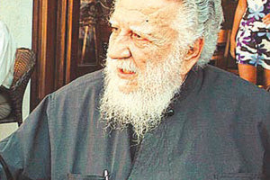 Ο παπά Σταύρος Καρπαθιωτάκης άφησε την τελευταία του πνοή σε ηλικία 86 ετών