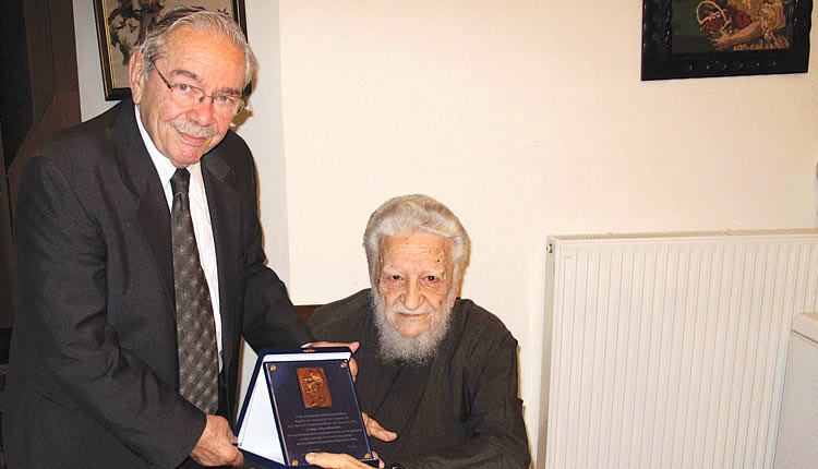 Με τον πρώην πρόεδρο του Μουσείου «Ν. Καζαντζάκης», κ. Στέλιο Ματζαμπετάκη o παπά Σταύρος Καρπαθιωτάκης 