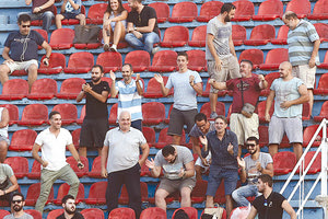 Οι φίλοι του ΟΦΗ στο γήπεδο της Νέας Σμύρνης