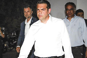 Ήξεραν για τους νεκρούς όπως αποκαλύπτει η εφημερίδα «Καθημερινή» της Κυριακής και εκθέτει τον πρωθυπουργό Αλέξη Τσίπρα και τους υπουργούς του για την… κακοστημένη παράσταση, μπροστά στις κάμερες, εκείνο το βράδυ της τραγωδίας.