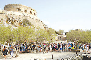 Τουρίστες στη Σπιναλόγκα