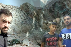 οι τρεις αλλοδαποί, δύο Πακιστανοί, ηλικίας 17 και 28 ετών και ένας 25χρονος Ιρακινός, κατηγορούμενοι για την ανθρωποκτονία του 25χρονου φοιτητή Νικόλα Μουστάκα, ανήμερα του 15αύγουστου, στον λόφο του Φιλοπάππου.