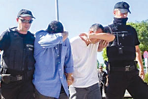 «Δυο Τούρκοι κομάντος που είχαν ζητήσει άσυλο στην Ελλάδα ίσως ήδη να βρίσκονται στα χέρια της Τουρκίας, είπε η δικηγόρος τους» αναφέρει το δημοσίευμα των Times.
