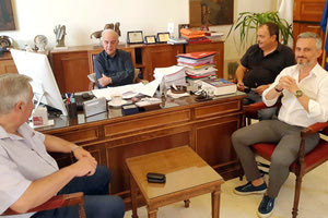 Τη δεύτερη φάση του έργου για τη δημιουργία παραλίας και διαμόρφωση περιβάλλοντος χώρου στον κόλπο του Δερματά υπέγραψε χθες το πρωί ο δήμαρχος Ηρακλείου Βασίλης Λαμπρινός