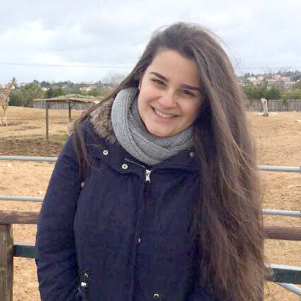 Η Ειρήνη Μακράκη, κόρη του ιδιοκτήτη του φροντιστηρίου ΘΕΜΕΛΙΟ, Γιώργου, με θέληση και πείσμα κατόρθωσε να μπει πρώτη στην Ιατρική Σχολή του Πανεπιστημίου Κρήτης