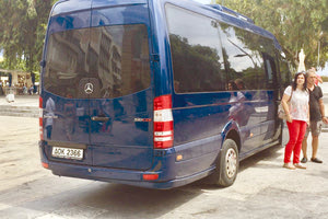 το νέο λεωφορείο (mini bus) που απέκτησε το «Σωματείο Φίλων, Γονέων, Κηδεμόνων και Φίλων Ατόμων με Αναπηρία “Δικαίωμα στη Ζωή” με τη στήριξη της Περιφέρειας