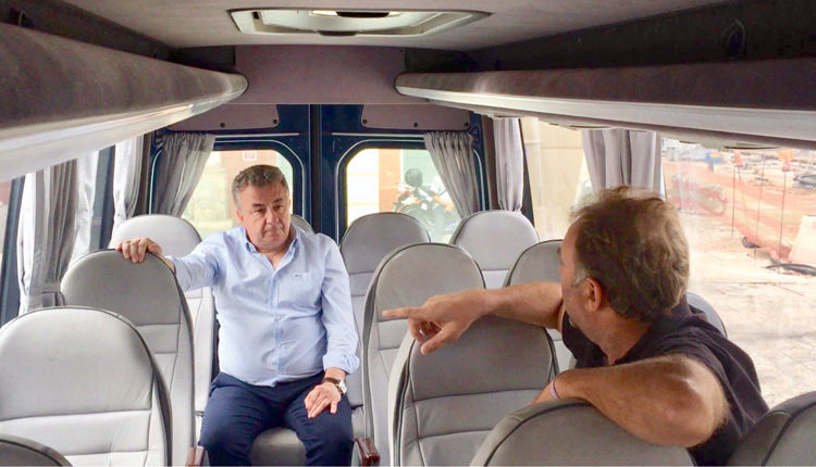 ο περιφερειάρχης Κρήτης Σταύρος Αρναουτάκης μετά την ξενάγησή του στο νέο λεωφορείο (mini bus) που απέκτησε το «Σωματείο Φίλων, Γονέων, Κηδεμόνων και Φίλων Ατόμων με Αναπηρία “Δικαίωμα στη Ζωή” με τη στήριξη της Περιφέρειας