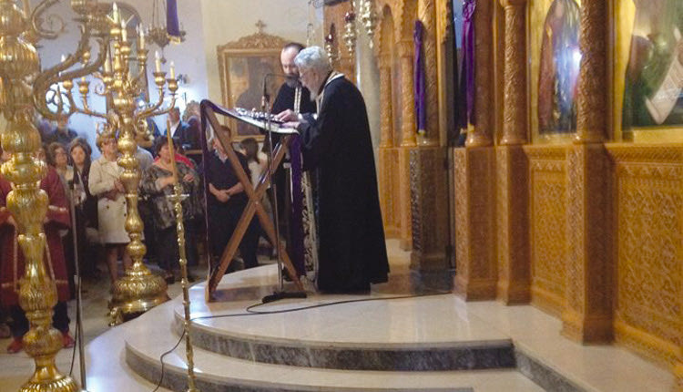 Μια φωτογραφία - ντοκουμέντο. Είναι ο πατήρ Σταύρος Καρπαθιωτάκης στις 28/4/2018, τη Μ. Πέμπτη καθώς ο κοιμηθείς ιερέας αναγιγνώσκει το 12ο Ευαγγέλιο. Έμελλε να είναι το τελευταίο που ανέγνωσε 