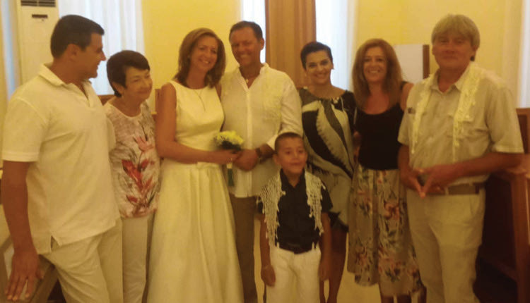 Ένας ξεχωριστός γάμος έγινε χθες το βράδυ στον Δήμο Ηρακλείου. Ένα ζευγάρι Γερμανών που έρχεται 25 χρόνια στην Κρήτη, παντρεύτηκε με πολιτικό γάμο στη Λότζια.