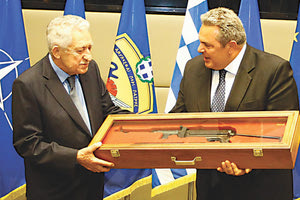 Χάρισε στον Κουβέλη... ναζιστικό όπλο oΠάνος Καμμένος!