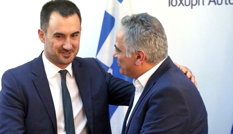  ο νέος υπουργός Εσωτερικών, Αλέξης Χαρίτσης, κατά την τελετή παράδοσης- παραλαβής στο ΥΠΕΣ, παρουσία του προκατόχου του, Πάνου Σκουρλέτη