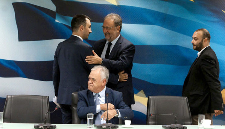 ο αντιπρόεδρος της κυβέρνησης και υπουργός Γιάννης Δραγασάκης στην τελετή παραλαβής παράδοσης με τον νέο υφυπουργού Στάθη Γιαννακίδη