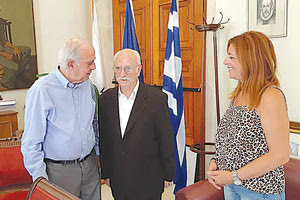 Με τον δήμαρχο Ηρακλείου, Βασίλη Λαμπρινό, συναντήθηκε στη Λότζια ο 84χρονος, φοιτητής πλέον, Δημήτρης Μουδατσάκης, ο οποίος κατάφερε να περάσει πρώτος στο Τμήμα Ιστορίας και Αρχαιολογίας του Πανεπιστημίου Κρήτης στο Ρέθυμνο στις φετινές Πανελλήνιες