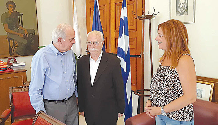Με τον δήμαρχο Ηρακλείου, Βασίλη Λαμπρινό, συναντήθηκε στη Λότζια ο 84χρονος, φοιτητής πλέον, Δημήτρης Μουδατσάκης, ο οποίος κατάφερε να περάσει πρώτος στο Τμήμα Ιστορίας και Αρχαιολογίας του Πανεπιστημίου Κρήτης στο Ρέθυμνο στις φετινές Πανελλήνιες