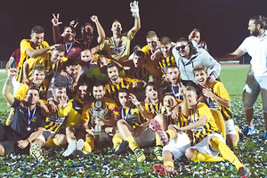 Οι παίκτες του ΠΑΝΟΜ με την κούπα, μετά τη νίκη τους χθες στη διαδικασία των πέναλτι