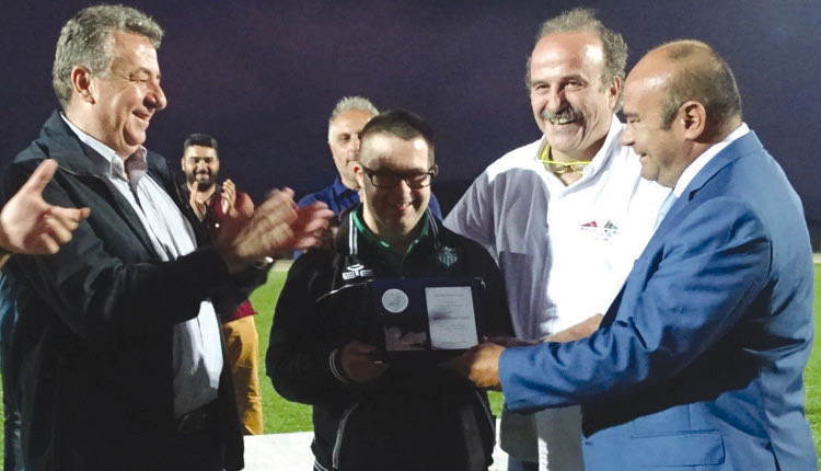   Το βραβείο στον πιο γνωστό φίλο του Γιούχτα, Νίκο Μαστοράκη