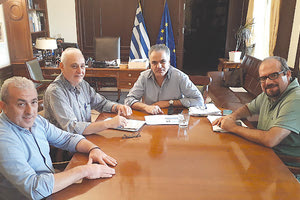 Συνάντηση που είχε ο απερχόμενος υπουργός Εσωτερικών  Παναγιώτης Σκουρλέτης στον δήμαρχο Βιάννου Παύλο Μπαριτάκη, με την παρουσία του βουλευτή Ηρακλείου Σωκράτη Βαρδάκη.