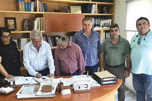 Σύμβαση υπέγραψε ο δήμαρχος Μαλεβιζίου Κώστας Μαμουλάκης για την ασφαλτόστρωση του δρόμου Ροδιά - Παλαιόκαστρο.