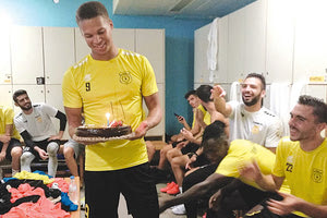 Ο Έφορντ με την τούρτα που του πρόσφερε ο Εργοτέλης