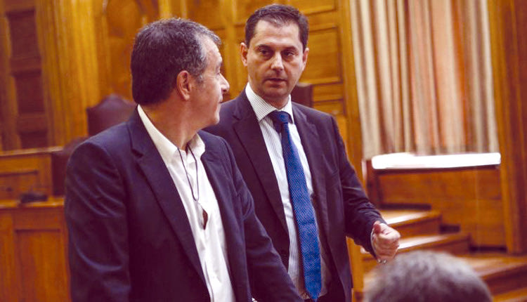 ο ανεξάρτητος βουλευτής και άλλοτε βουλευτής του Ποταμιού Θεοχάρης με τον Σταύρο Θεοδωράκη 