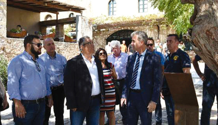 Στο πλαίσιο της περιοδείας του στη Λακωνία, ο γ.γ. της ΚΕ του ΚΚΕ Δημήτρης Κουτσούμπας επισκέφθηκε τη Μονεμβασιά και ξεναγήθηκε στο σπίτι του Γιάννη Ρίτσου.