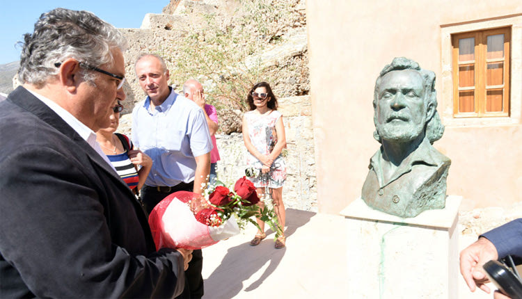 Στο πλαίσιο της περιοδείας του στη Λακωνία, ο γ.γ. της ΚΕ του ΚΚΕ Δημήτρης Κουτσούμπας επισκέφθηκε τη Μονεμβασιά και ξεναγήθηκε στο σπίτι του Γιάννη Ρίτσου.