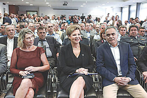η νέα υπουργός Προστασίας του Πολίτη, Όλγα Γεροβασίλη, κατά την τελετή παράδοσης - παραλαβής από τον απερχόμενο υπουργό Εσωτερικών, Πάνο Σκουρλέτη