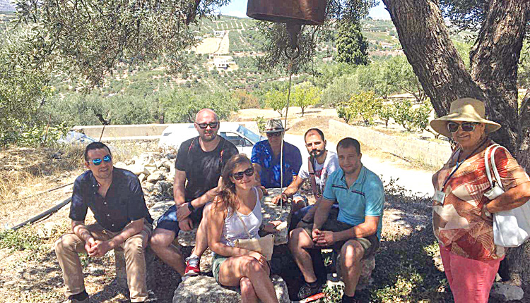 Τις ομορφιές της Κρήτης και του κρητικού αμπελώνα γνώρισαν επτά διεθνώς αναγνωρισμένοι σομελιέ.